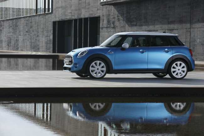 Desde mundo coches hoy os traemos una pequeña y grata sorpresa, un nuevo modelo de la marca MINI. MINI es una de las marcas más conocidas y tiene fans en todo el mundo por lo especial de sus coches y ahora nos presenta el nuevo MINI 5 puertas.  Segunda variante del nuevo MINI. La ampliación de la gama con el MINI 5 puertas ofrece nuevas posibilidades para disfrutar a los mandos de un coche de la marca.