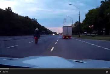 Video de carreras ilegales de coches y motos, o lo que no hay que hacer