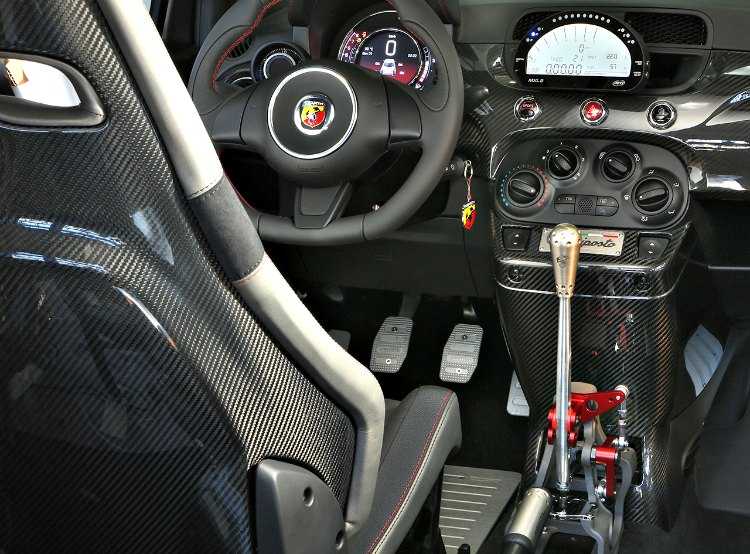 Interior del Abarth 695 Biposto