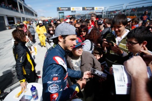 Carlos Sainz con fans en Motorland 2014