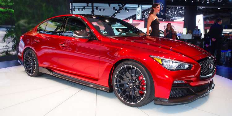 Infiniti Q50 Eau Rouge, un super sedan con el motor del Nissan GT-R