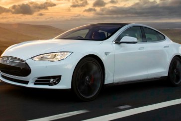 Tesla lanza una actualización que incluye piloto automático a sus coches