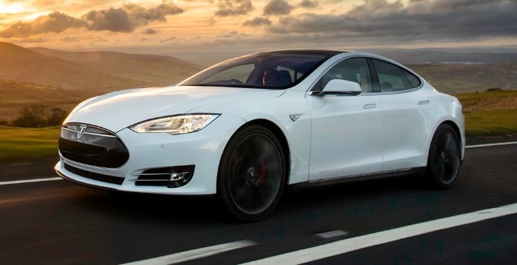 Tesla lanza una actualización que incluye piloto automático a sus coches