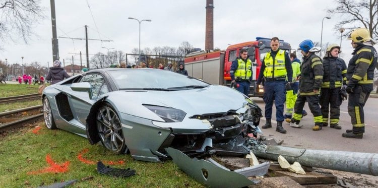 Lamborghini Aventador Roadster accidentado por falta de pericia