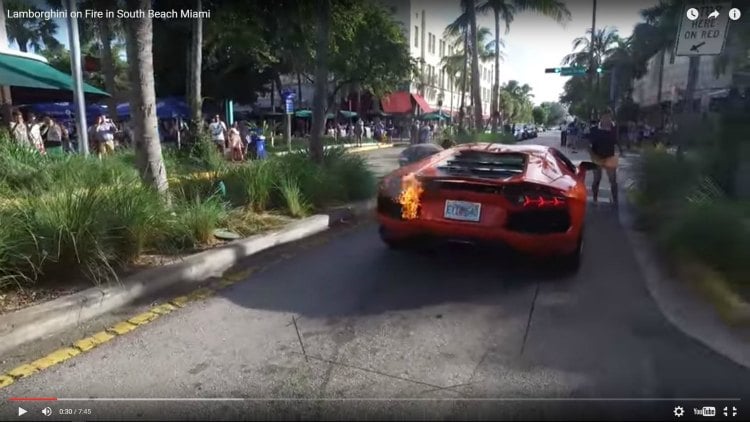 Un Lamborghini sale ardiendo por los acelerones 