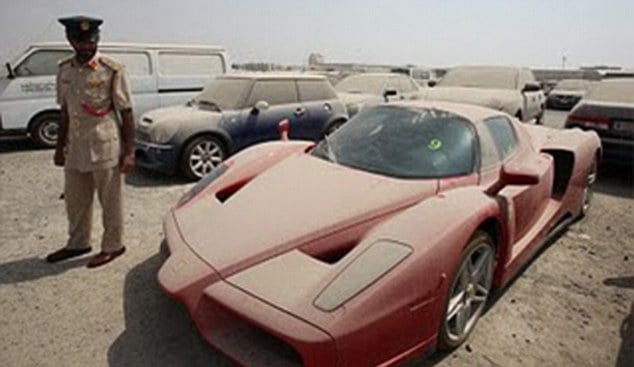 Ferrari Enzo, uno de los coches abandonados mas exclusivos del mundo