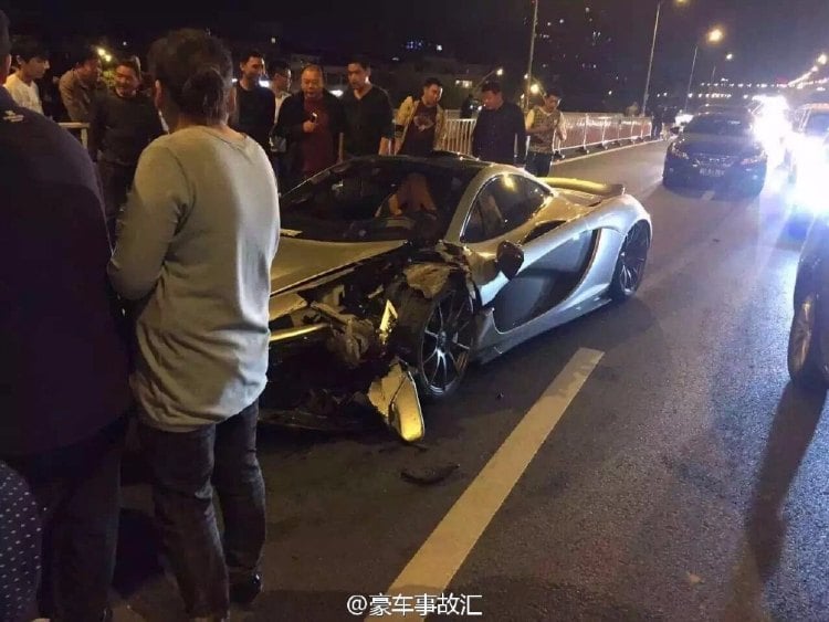 McLaren P1 destrozado en un accidente en China