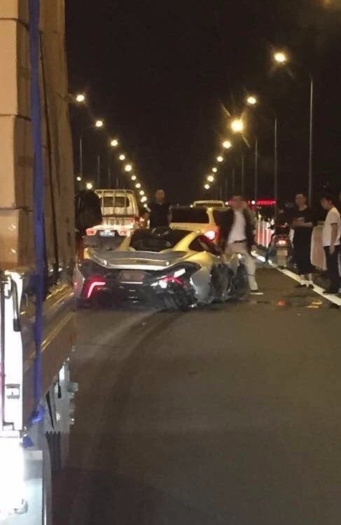 McLaren P1 destrozado en un accidente en China