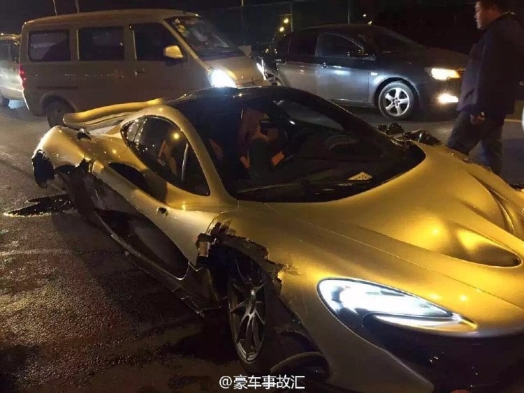 McLaren P1 destrozado en un accidente en China