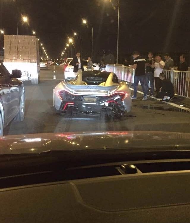 McLaren P1 destrozado en un accidente en China