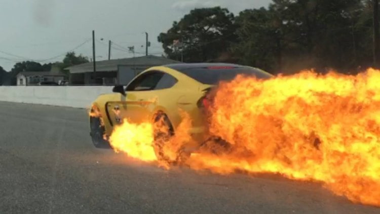 El Ford Mustang GT350 termina en llamas tras unas lanzadas